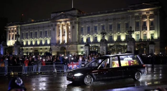 Хиляди посрещнаха тленните останки на Елизабет II в Лондон